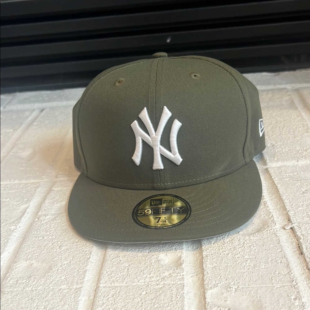 NWT NY Yankees 59Fifty Olive Green Fitted Hat. Size 7 1/4